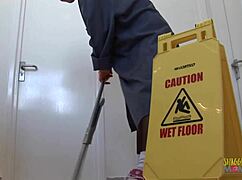 cleaning lady blows and fucks at work 😏