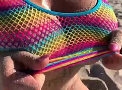 milf hermosa en la playa con su gran culo