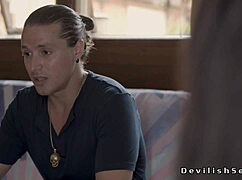 老公酒店狂干老婆松软大奶