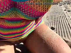 milf hermosa en la playa con su gran culo