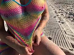 milf hermosa en la playa con su gran culo