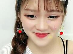 em gái cute livestream trên uplive