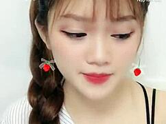 em gái cute livestream trên uplive