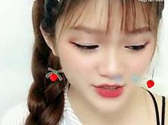 em gái cute livestream trên uplive