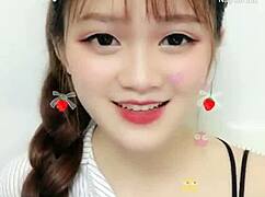 em gái cute livestream trên uplive