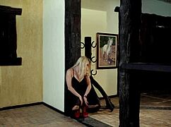 Is Fernandinha Fernandez seducing in the countryside house?