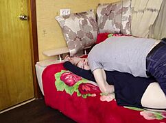 pervertido hermanastro folla a su sexy hermanastra y corre en su cara