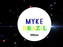 Depois do jogo da copa, loira dá pra dois fazendo dupla penetração, gozando pelos dois buracos, ela adora safada.