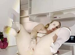 loirinha couldn't hold back and squirted while doing anal on the living room table