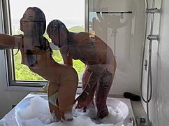 Uma turista perfeita na jacuzzi - sunset fucking cowgirl