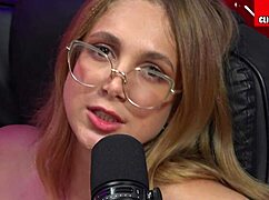 Novinha safada gozando na siririca