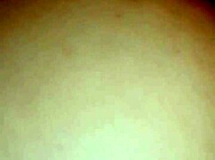 Espiando a la zorra de mi hermanastra me descubre y la muy puta me pide que la folle en cuatro!