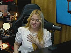 A branquinha da viamms ficou de quatro na mesa do podcast a calcinha t�o pequena que mostrou sua buceta toda muito tesuda - p�pum no barraco