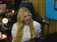 A branquinha da viamms ficou de quatro na mesa do podcast a calcinha t�o pequena que mostrou sua buceta toda muito tesuda - p�pum no barraco