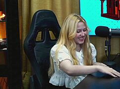 A branquinha da viamms ficou de quatro na mesa do podcast a calcinha t�o pequena que mostrou sua buceta toda muito tesuda - p�pum no barraco