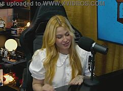 A branquinha da viamms ficou de quatro na mesa do podcast a calcinha t�o pequena que mostrou sua buceta toda muito tesuda - p�pum no barraco