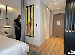 发情熟女Nina Dolci抓到服务生撸大屌