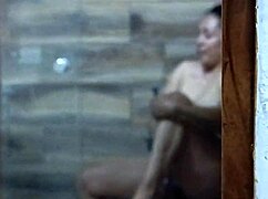 Llego A Casa Y Espio A Mi Cuñada Que Se Depila Antes De Bañarse Se Excita Y Se Masturba