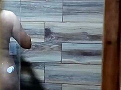 Llego A Casa Y Espio A Mi Cuñada Que Se Depila Antes De Bañarse Se Excita Y Se Masturba