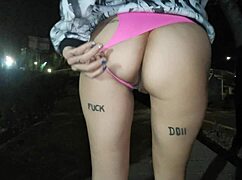 Paseo en tanga por la playa pública