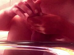 我从后面给他撸管双镜头视角