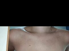 novinha gostosa sensualizando na frente do espelho com seu corpo curvy e tetas grandes