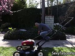 amateur babe eats pussy while banged in group?