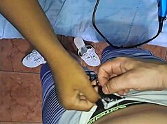 抓到没穿上衣热辣女仆在客厅给钱她献上翘臀