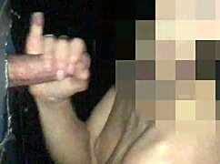 Punheta bem molhada pelo glory hole e tirando leitinho