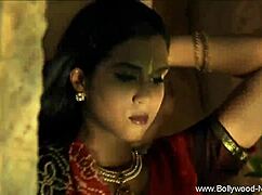 诱惑熟女黑发独舞撕衣脱光