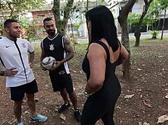 fui devorada pelos jogadores do meu time favorito dp com os pauzudos com anal