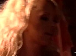 dolly golden blonde aux gros seins enculée par le mari de son amie