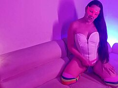 Esta Camarera Se Deja Follar Por Algo De Dinero En La Habitaci�n Oculta Mientras Afuera Todos Se Divierten En El Bar 1