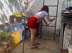 继女穿短裙擦阳台诱人