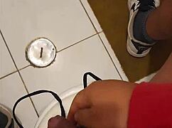 La Mama De Mi Amigo Me Encuentra En Su Baño?