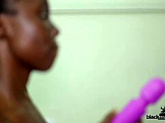 继妹紧张不知怎么用玩具搞健美哥