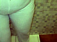 La Mama De Mi Amigo Me Encuentra En Su Baño?