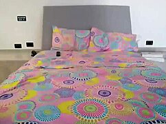 Invito A Mi Mejor Amiga A Mi Casa Para Que Veamos Una Serie De Netflix Y La Muy Perra Termina Chupándome Las Tetas Y Teniendo Sexo Conmigo