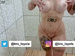 Brenda Loyola Loira Gostosa Dando De Quatro E Se Exibe Toda Com Banho De Óleo