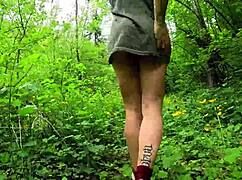 见过这完美大屁股树林边走边脱吗？