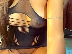 linda demais oie, she is very hot and attractive, looking great in this video