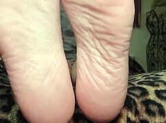 Does Foot Goddess Mymistressk Hypnotize Her Subs with Bare Feet?