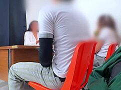 maestra mexicana poniendo examen extraordinario a estudiantes en el salón hay otra manera de pasar maestra les pide cuerpo para pasar la materia