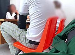 maestra mexicana poniendo examen extraordinario a estudiantes en el salón hay otra manera de pasar maestra les pide cuerpo para pasar la materia