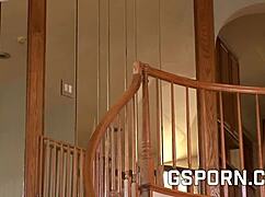 性感黑发熟女被黑人大屌猛肛干到狂爽高潮