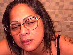 las bragas de mi madrastra en el baño