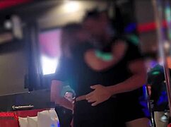 comendo a casada de p� na cama com o cuckold olhando