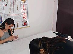 casal de lésbicas visita ginecologista masculino