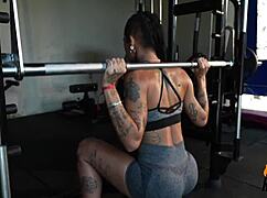 Puta Safada Caroleta Roots Achieves Her Dream of Cumming Hard in the Gym