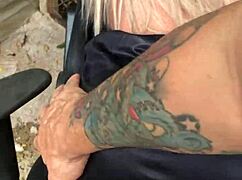 Mulher presenteia marido com loirinha sex toy